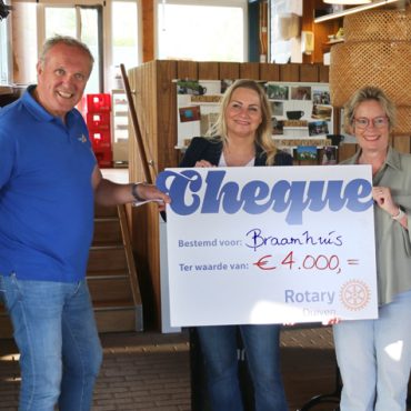 Rotary Duiven uitreiking cheque door Joris van Wijk aan Anita ter Harmsel en Rosa Kunne