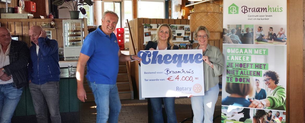 Rotary Duiven uitreiking cheque door Joris van Wijk aan Anita ter Harmsel en Rosa Kunne